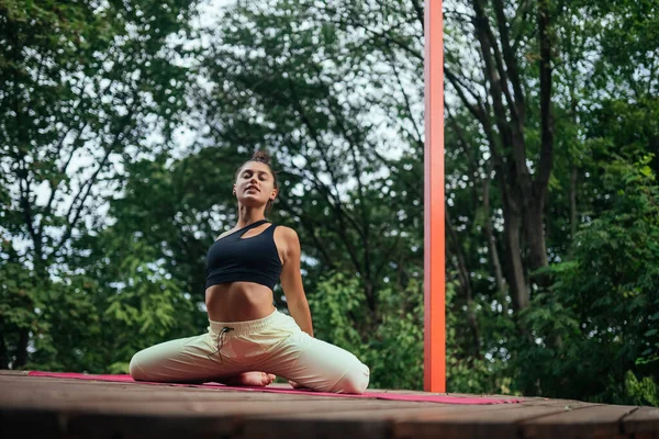 Eine Junge Frau Beim Yoga Hof Auf Der Veranda — Stockfoto