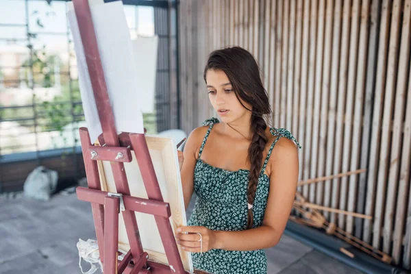 Bella Artista Donna Che Disegna Suo Quadro Tela Con Colori — Foto Stock