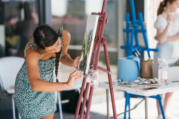 Quadro Pittura Artista Femminile Laboratorio — Foto Stock