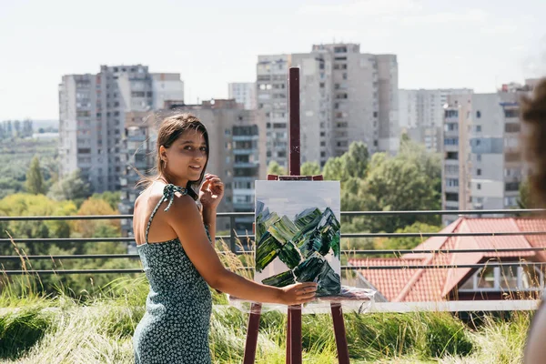 Mladý Krásný Umělec Maluje Obraz Pozadí Města — Stock fotografie