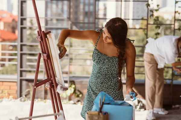 Female Artist Painting Picture Workshop — Stock Photo, Image