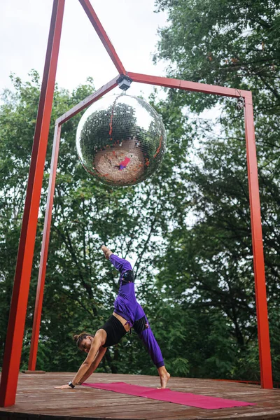 Une Jeune Femme Dans Yoga Dans Cour Sur Véranda — Photo