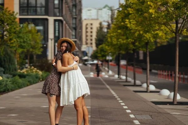 Meeting Two Friends Hugging Street — Stock Photo, Image