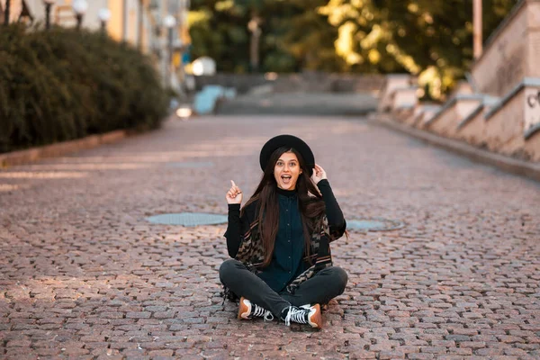 Şehirde Oturan Genç Kadın Parmağını Kaldırsın Yeni Fikir Ilık Bir — Stok fotoğraf