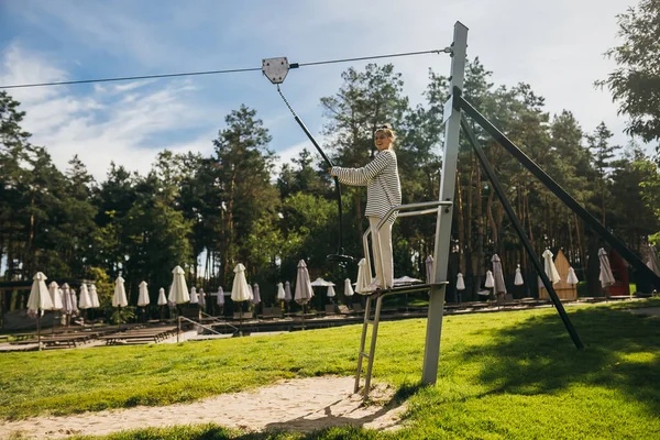Una Mujer Joven Quiere Bungee Torre Parque Cuerdas — Foto de Stock
