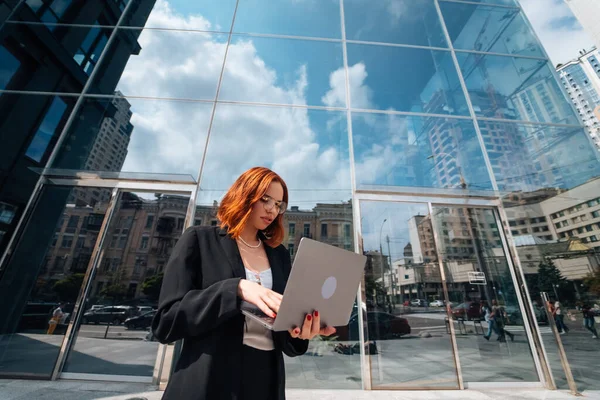 Lächelnde Frau Beim Blick Auf Ihren Laptop Freien Moderner Lebensstil — Stockfoto