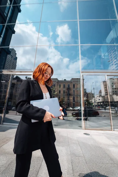 Eine Junge Frau Läuft Mit Einem Laptop Durch Das Moderne — Stockfoto