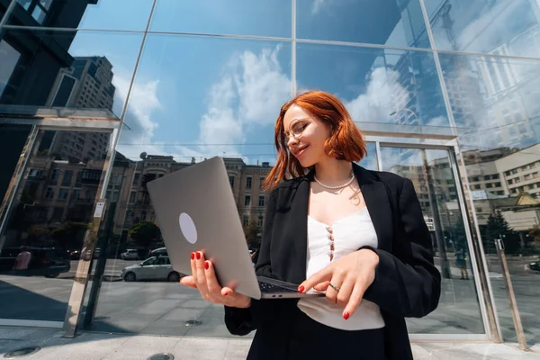 Lächelnde Frau Beim Blick Auf Ihren Laptop Freien Moderner Lebensstil — Stockfoto