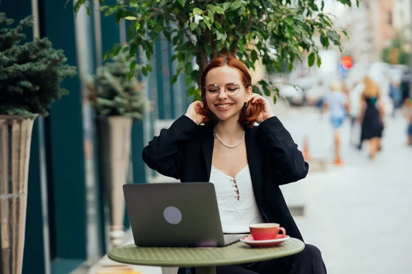 Mujer Joven Feliz Café Calle Mira Cámara —  Fotos de Stock