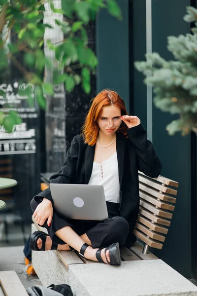 Hermosa Mujer Pelirroja Trabajando Ordenador Portátil Cafetería Aire Libre —  Fotos de Stock