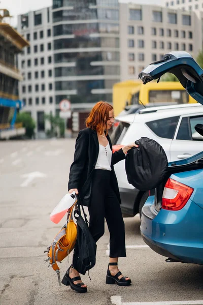 Une Jeune Femme Emballe Des Bagages Dans Coffre Voiture — Photo