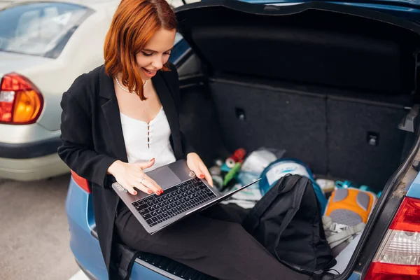 여행하는 트렁크에 노트북으로 일하는 사업계의 매력적 — 스톡 사진