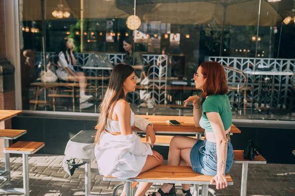 Duas Lindas Namoradas Conversando Enquanto Estavam Sentadas Bar Rua Cidade — Fotografia de Stock