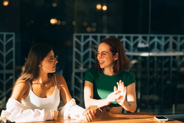 Duas Jovens Excitadas Usando Telefones Celulares Enquanto Sentam Café Livre — Fotografia de Stock