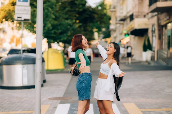 Incontro Due Amici Che Abbracciano Strada — Foto Stock