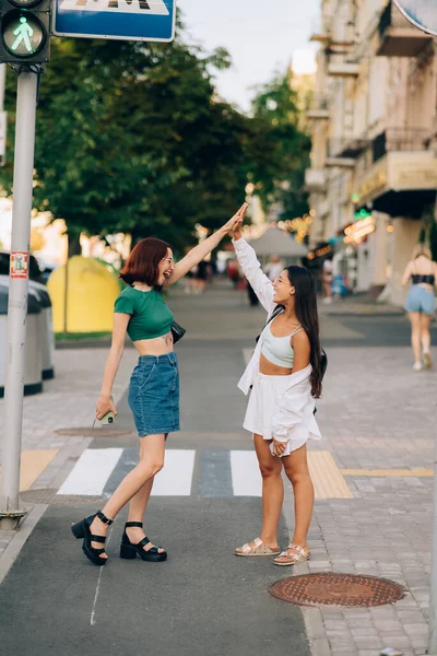 Başarılı Bir Çalışmadan Sonra Iki Üniversite Öğrencisi Beşlik Çakar — Stok fotoğraf