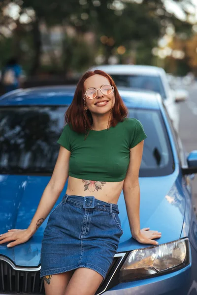 Beautiful Girl Sunglasses Sits Hood Blue Car Road — Stock Photo, Image