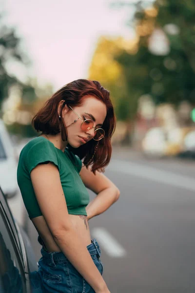 Jovem Mulher Óculos Posando Perto Carro — Fotografia de Stock