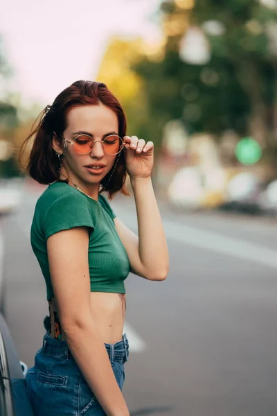 Jovem Mulher Óculos Posando Perto Carro — Fotografia de Stock