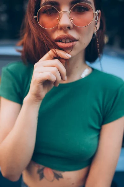 Jovem Mulher Óculos Posando Perto Carro — Fotografia de Stock