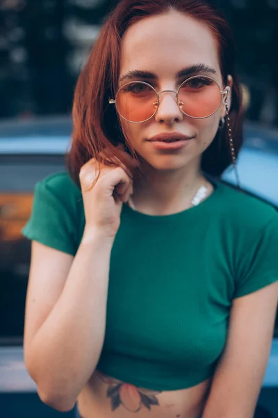 Młoda Kobieta Okularach Pozowała Pobliżu Samochodu — Zdjęcie stockowe