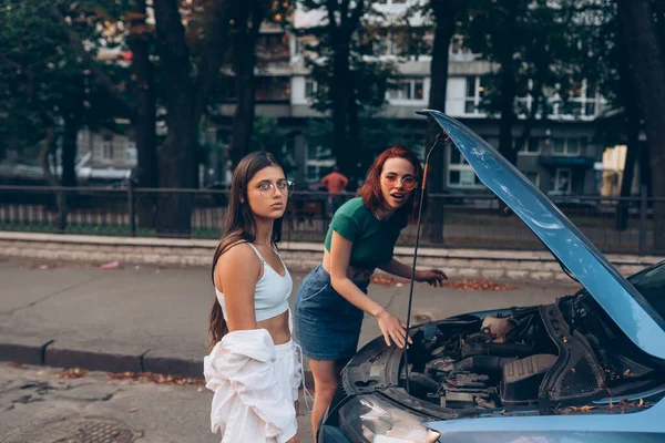 Women Broken Car Road Look Someone Help — Stock Photo, Image