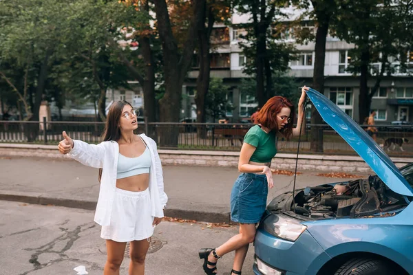 Duas Mulheres Com Carro Quebrado Estrada Olhar Para Alguém Ajuda — Fotografia de Stock