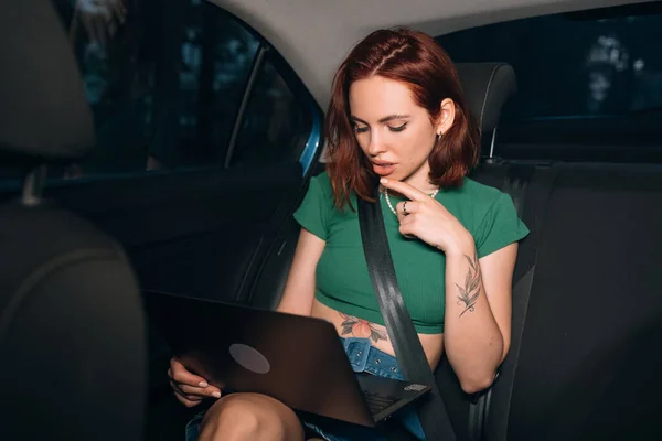 Beautiful Woman Using Laptop Smiling While Sitting Back Seat Car — Stock Photo, Image