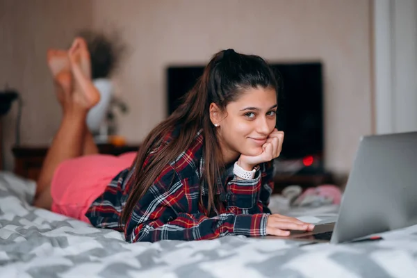 Focus Selettivo Lavoro Giovane Donna Mentre Con Computer Portatile Sdraiato — Foto Stock