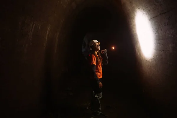 Young Female Digger Flashlight Explores Tunnel — Stock Photo, Image