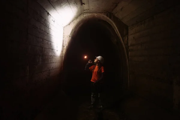 Young Female Digger Flashlight Explores Tunnel — Stock Photo, Image