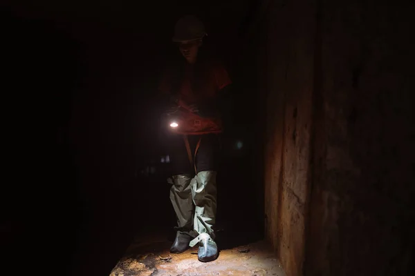 Une Jeune Femme Creuseuse Avec Une Lampe Poche Explore Tunnel — Photo