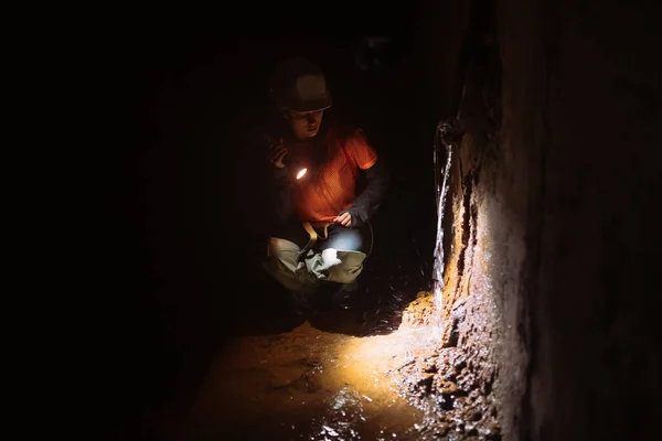 Uma Jovem Cavadora Com Uma Lanterna Explora Túnel — Fotografia de Stock