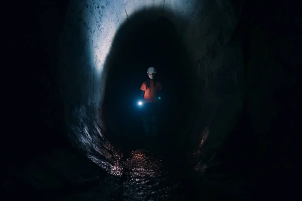 Une Jeune Femme Creuseuse Avec Une Lampe Poche Explore Tunnel — Photo