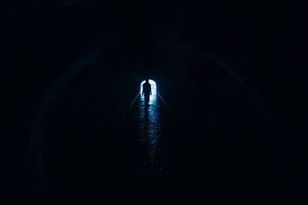 トンネルの中の女性のシルエット — ストック写真