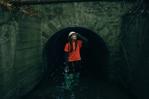 Young Female Digger Walks Rain Collector — Stock Photo, Image