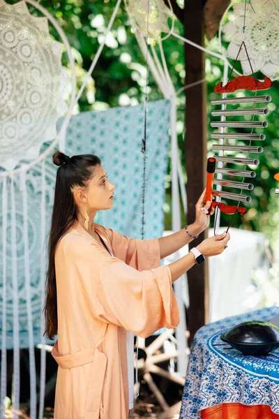 Ung Vacker Kvinna Spelar Ett Musikinstrument Trädgården Rörklockor — Stockfoto