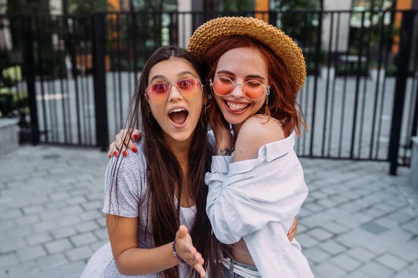Dua Teman Gadis Yang Cantik Berpelukan Dan Bersenang Senang — Stok Foto