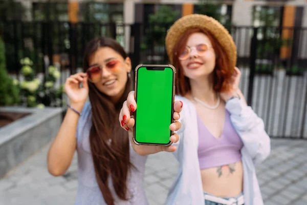Duas Namoradas Encantadoras Mostra Seu Telefone Para Câmera — Fotografia de Stock