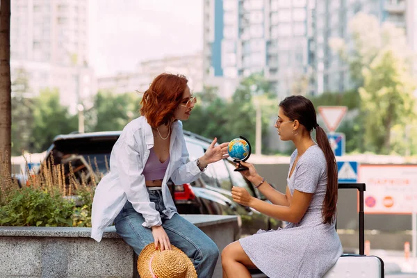 Duas Jovens Mulheres Numa Rua Cidade Com Globo Nas Mãos — Fotografia de Stock