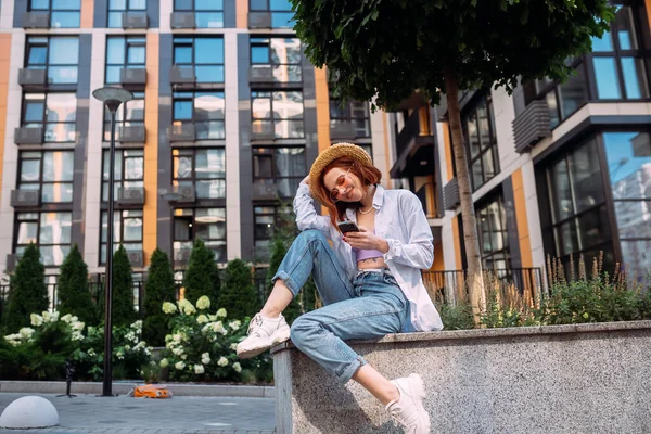 도시의 밖에서 현대식 기기를 계단에 귀여운 아가씨의 — 스톡 사진