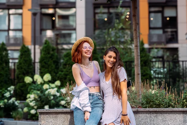 Sevimli Kız Arkadaş Sarılıyor Eğleniyorlar — Stok fotoğraf