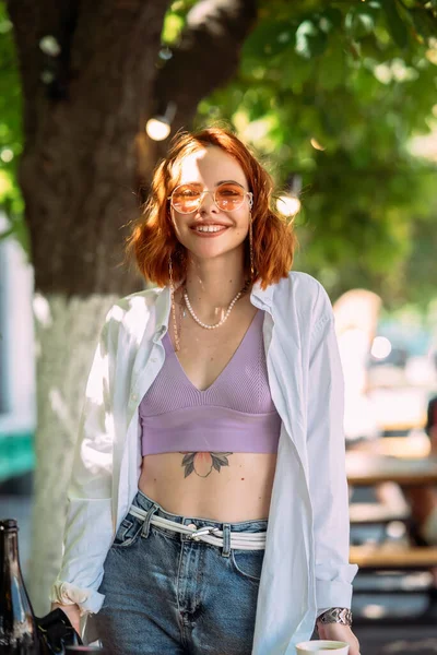 Close Retrato Uma Jovem Mulher Caucasiana Com Gengibre Cabelo Vermelho — Fotografia de Stock