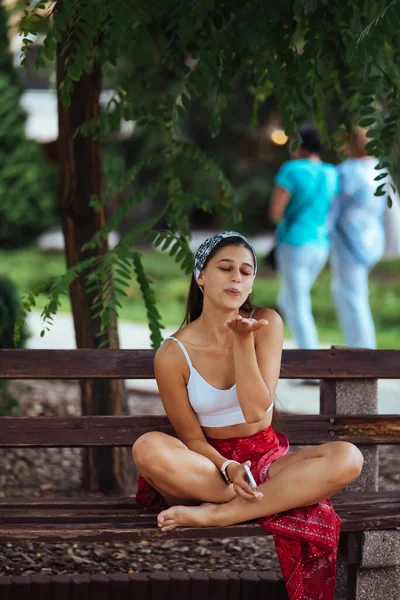 Chica Feliz Usando Teléfono Inteligente Parque Ciudad Sentado Banco —  Fotos de Stock