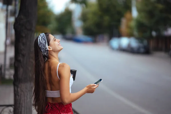 Mujer Alegre Calle Bebiendo Café Mañana Utilizar Teléfono Inteligente Una — Foto de Stock