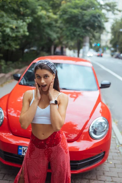 Portrait Pretty Caucasian Woman Standing New Red Car Sunny Day — Stock Photo, Image