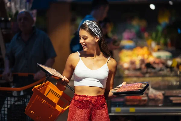 Mladá Žena Nakupování Maso Obchodu Potravinami — Stock fotografie