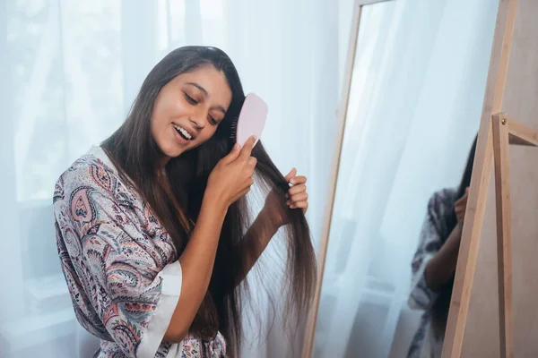 Femme Peigner Les Cheveux Devant Son Miroir — Photo