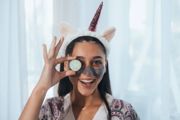 Engraçado Sorrindo Spa Mulher Com Fresco Máscara Facial Segurar Pepino — Fotografia de Stock