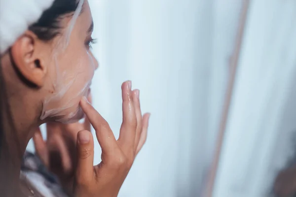 Modelo Jovem Aplicando Tratamento Creme Cosmético Seu Rosto — Fotografia de Stock